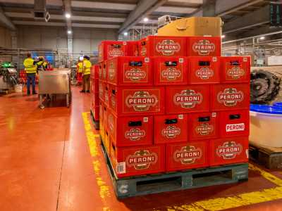 Subito dopo vengono inscatolate e spedite su grandi pallet in tutto il mondo. Dallo stabilimento di Bari partono circa 20.000 tir di birra ogni anno